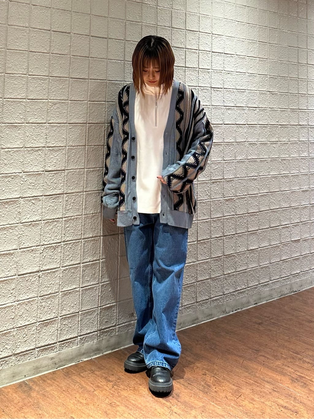 tk.TAKEO KIKUCHIのルーズテーパードデニムパンツを使ったコーディネートを紹介します。｜Rakuten Fashion(楽天ファッション／旧楽天ブランドアベニュー)3666245