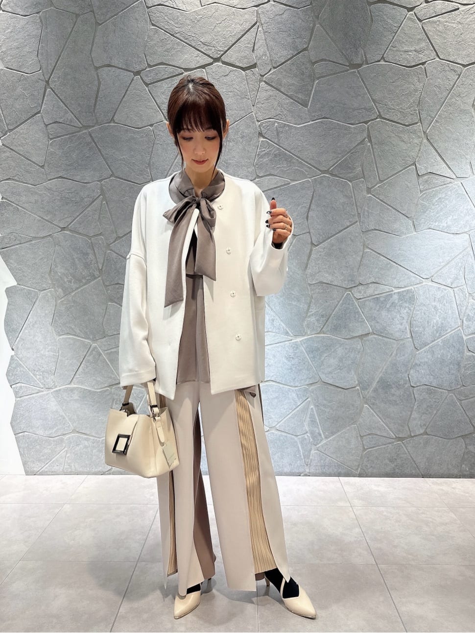 LASUDのバイカラーボンディングプリーツパンツを使ったコーディネートを紹介します。｜Rakuten Fashion(楽天ファッション／旧楽天ブランドアベニュー)3695658