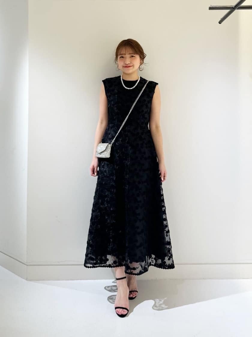 allurevilleの【LOULOU WILLOUGHBY】オーガン刺繍ワンピースを使った 