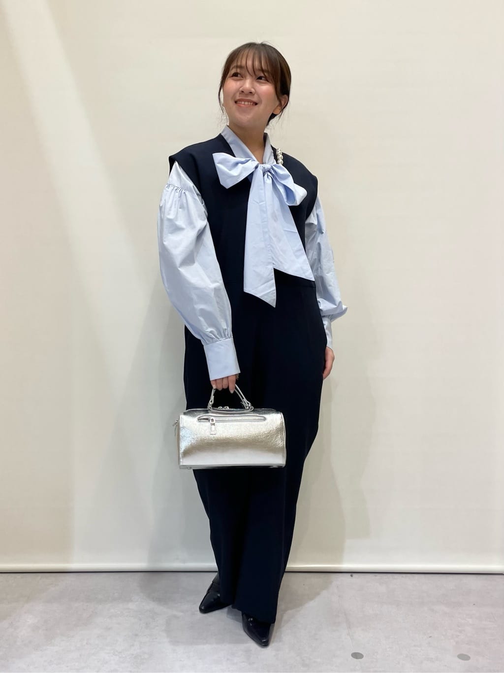 Vinのメタリックレザーミニボストンバッグを使ったコーディネートを紹介します。｜Rakuten Fashion(楽天ファッション／旧楽天ブランドアベニュー)3731368