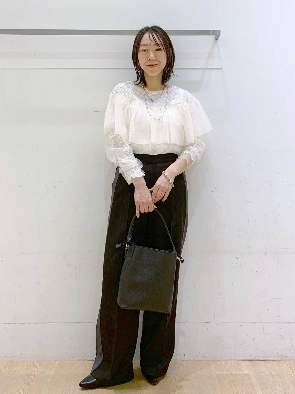 LAKOLEのワンハンドル2WAYスクエアバッグ3を使ったコーディネートを紹介します。｜Rakuten Fashion(楽天ファッション／旧楽天ブランドアベニュー)3734552