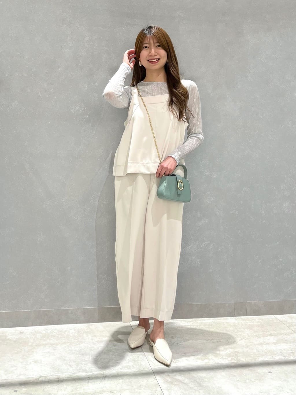 Vinのクルーネックラメシアートップスを使ったコーディネートを紹介します。｜Rakuten Fashion(楽天ファッション／旧楽天ブランドアベニュー)3747601