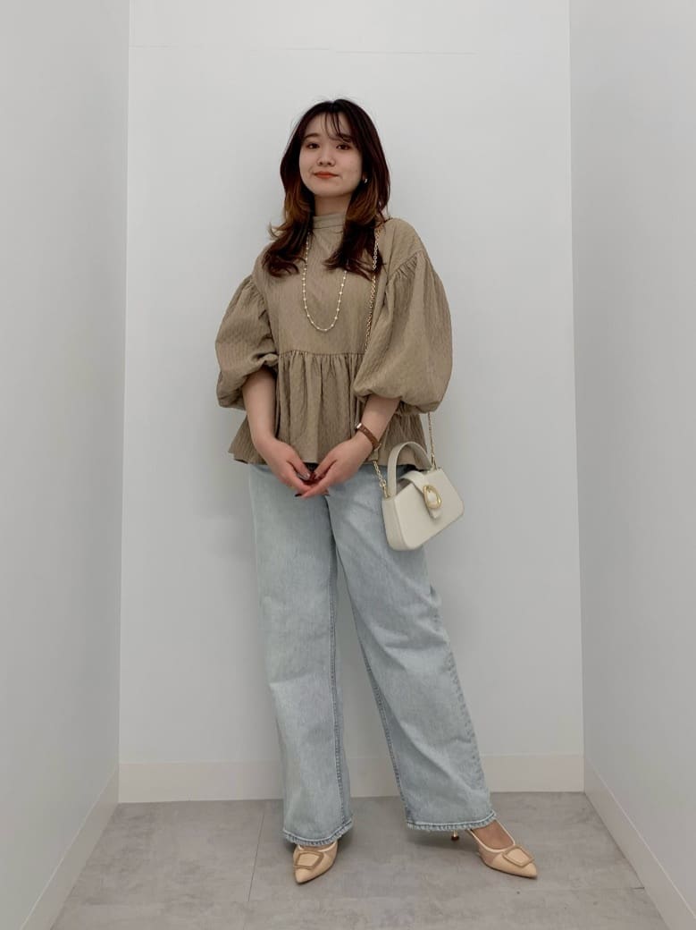 Vinのカウレザーワンハンドルミニバッグ(white,greige,dark navy)を使ったコーディネートを紹介します。｜Rakuten Fashion(楽天ファッション／旧楽天ブランドアベニュー)3753154