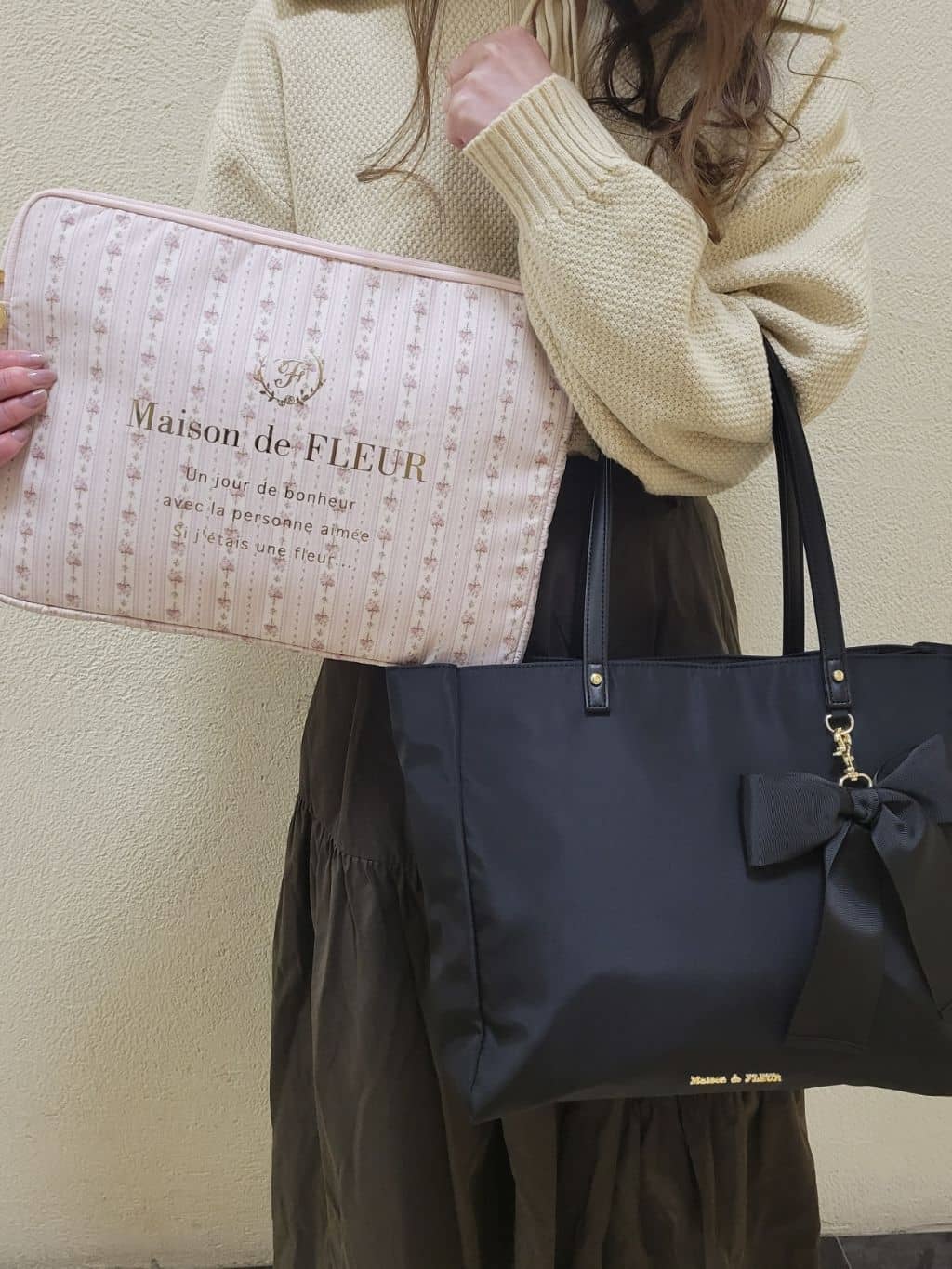 Maison de FLEURのリボンチャーム付き3ルームトートバッグを使ったコーディネートを紹介します。｜Rakuten Fashion(楽天ファッション／旧楽天ブランドアベニュー)3773637