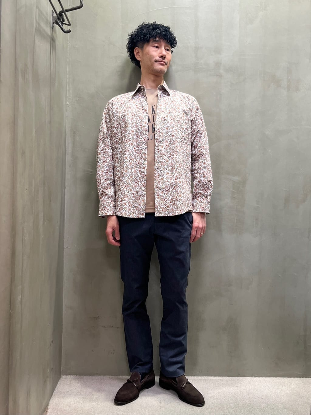 TAKEO KIKUCHIの【小花柄】フローラルパターン シャツを使ったコーディネートを紹介します。｜Rakuten Fashion(楽天ファッション／旧楽天ブランドアベニュー)3800959