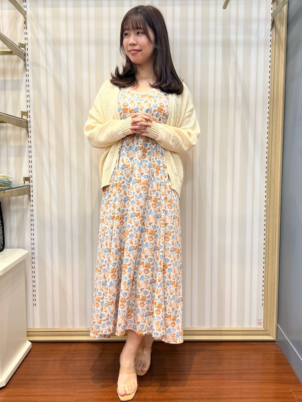 LAURA ASHLEYの【同柄アイテムあり】コンフェッティ柄キャミワンピースを使ったコーディネートを紹介します。｜Rakuten Fashion(楽天ファッション／旧楽天ブランドアベニュー)3801961