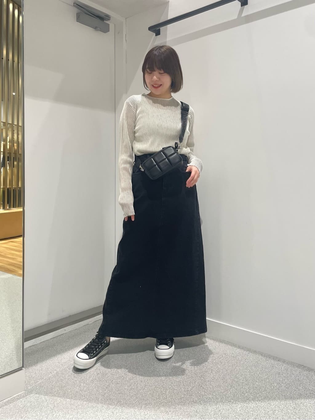 LASUDの「05」ロングデニムスカート(White color/Black color)を使ったコーディネートを紹介します。｜Rakuten Fashion(楽天ファッション／旧楽天ブランドアベニュー)3808870