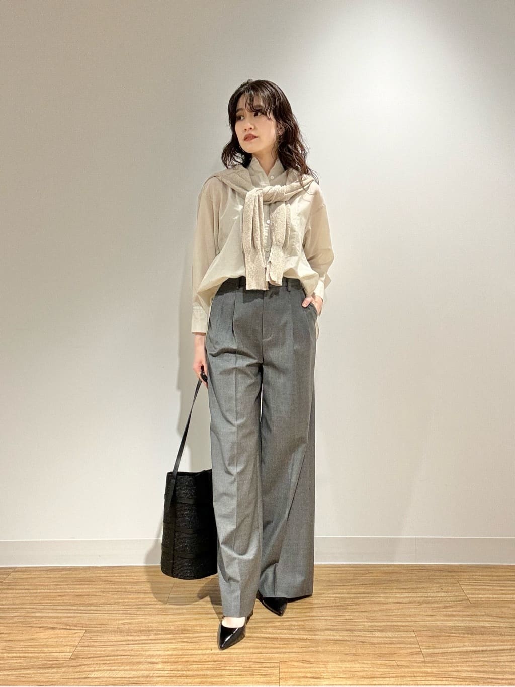 Whim Gazetteのペーパーヤーンカーディガンを使ったコーディネート 