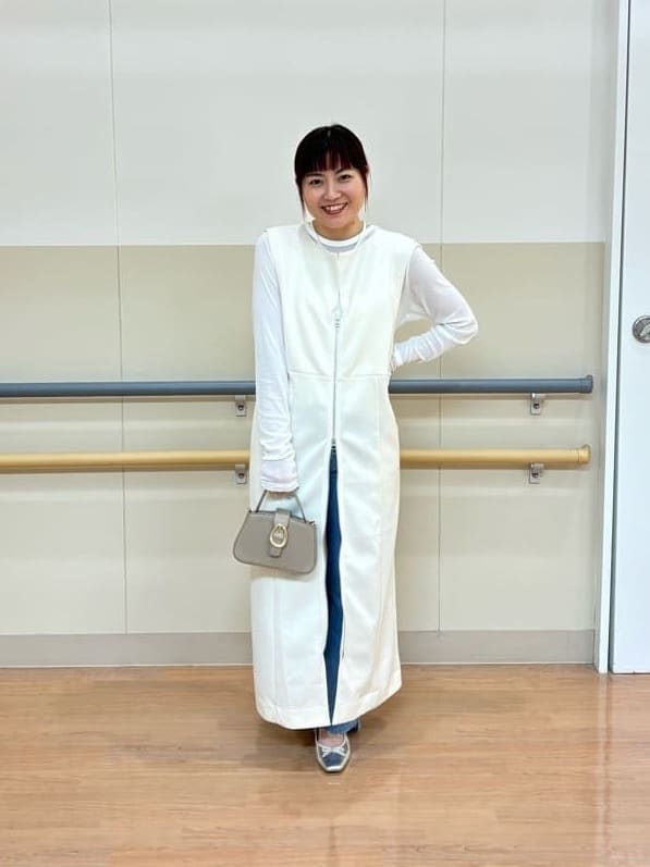 Vinのカウレザーワンハンドルミニバッグ(white,greige,dark navy)を使ったコーディネートを紹介します。｜Rakuten Fashion(楽天ファッション／旧楽天ブランドアベニュー)3829180