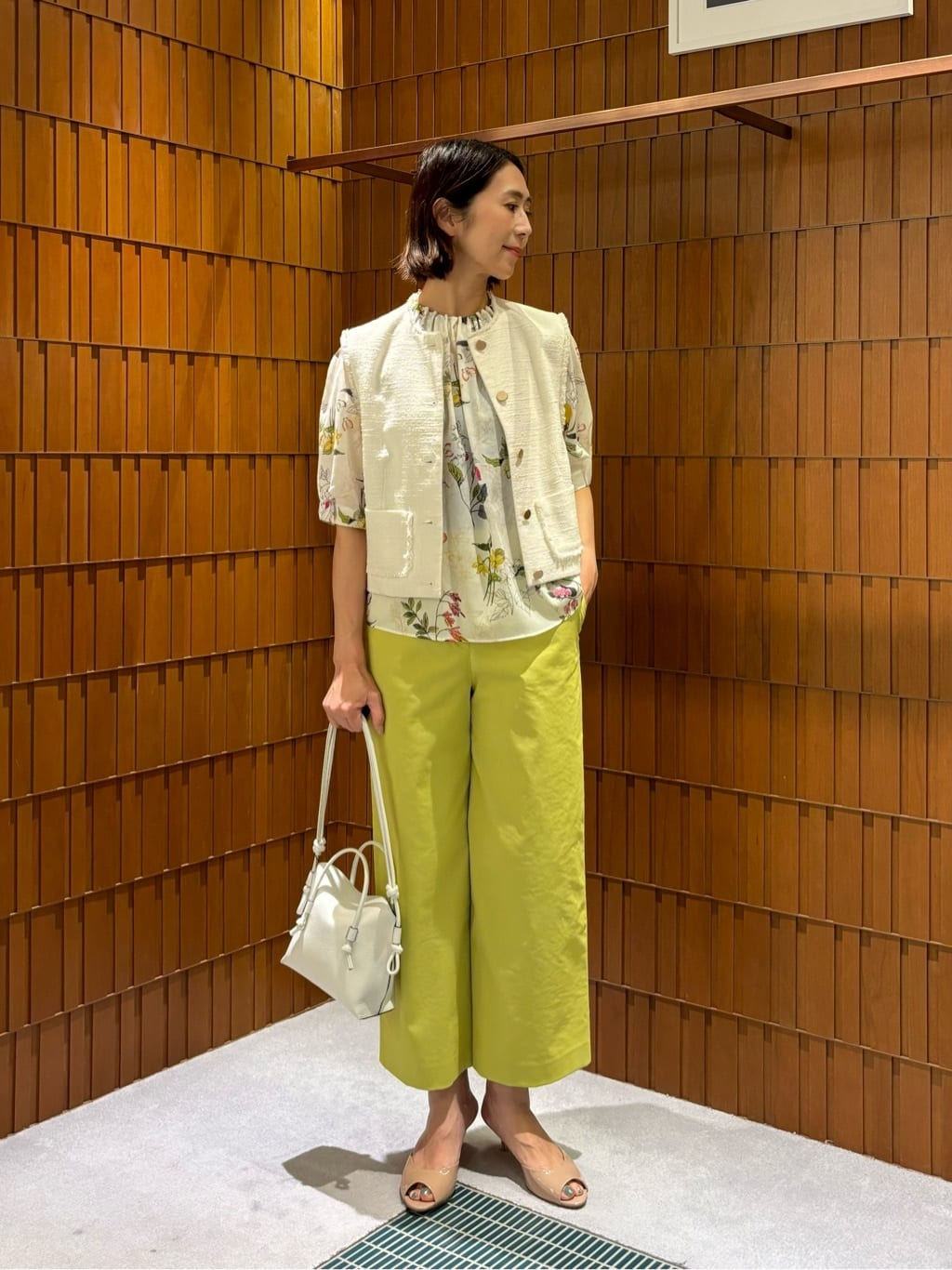 パピヨンフラワープリント パフスリーブブラウストゥモローランド