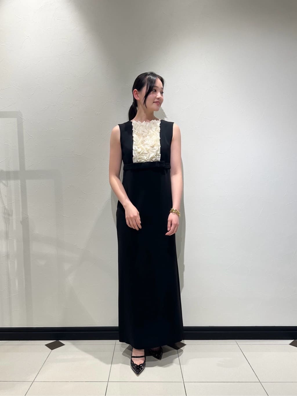 GRACE CONTINENTALのシアーラッフルロングドレスを使ったコーディネートを紹介します。｜Rakuten Fashion(楽天ファッション／旧楽天ブランドアベニュー)3873034