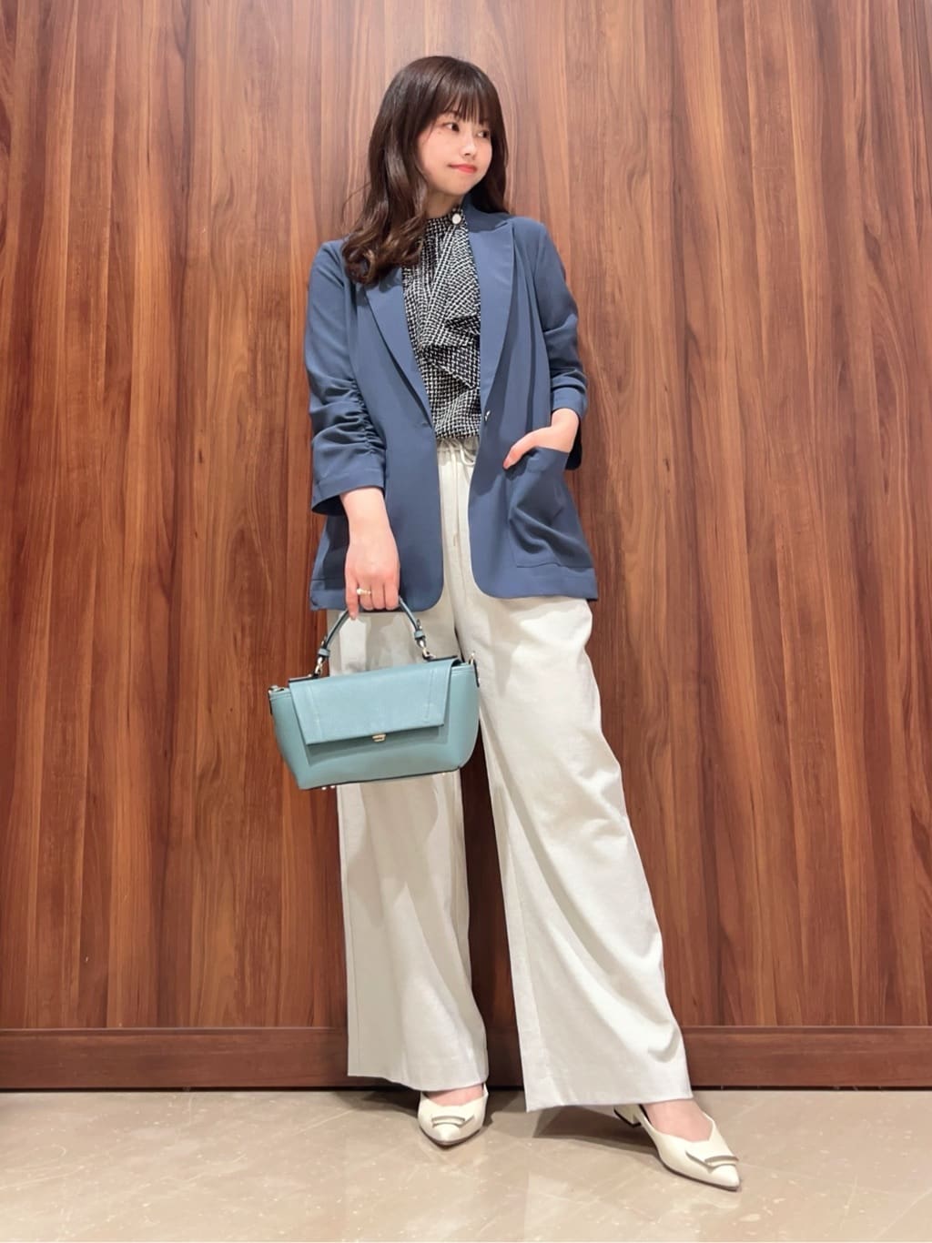 Vinのギャザースリーブテーラードジャケットを使ったコーディネートを紹介します。｜Rakuten Fashion(楽天ファッション／旧楽天ブランドアベニュー)3873144