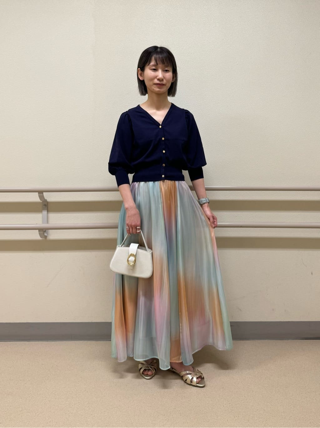 Vinのカウレザーワンハンドルミニバッグ(white,greige,dark navy)を使ったコーディネートを紹介します。｜Rakuten Fashion(楽天ファッション／旧楽天ブランドアベニュー)3876974