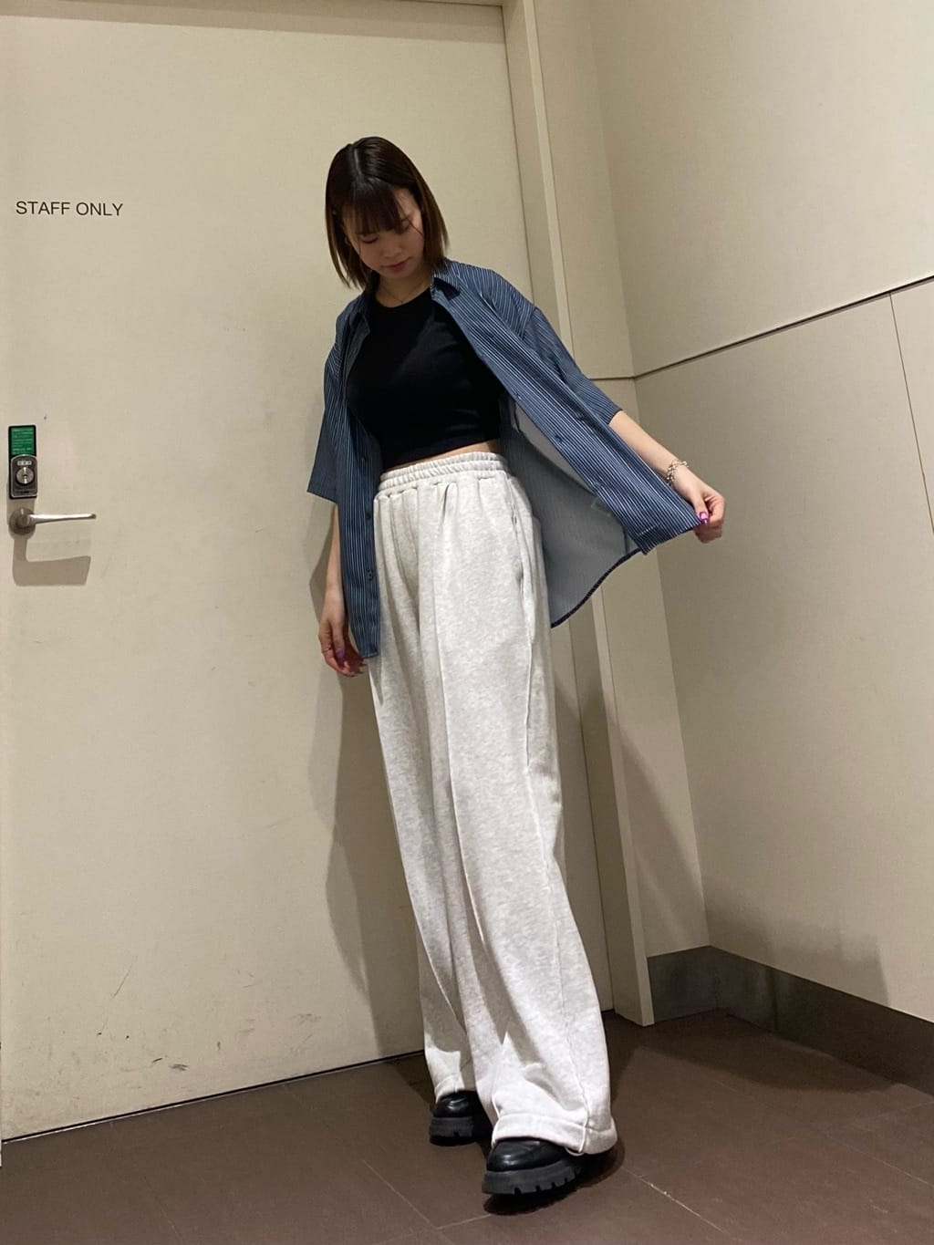tk.TAKEO KIKUCHIのスウェットバギーパンツを使ったコーディネートを紹介します。｜Rakuten Fashion(楽天ファッション／旧楽天ブランドアベニュー)3886210