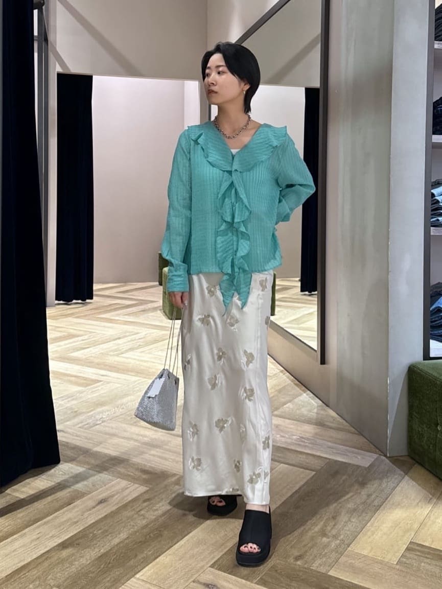 moussyのリサイクルポリエステルサテン生地刺繍サテンスカートを使った  