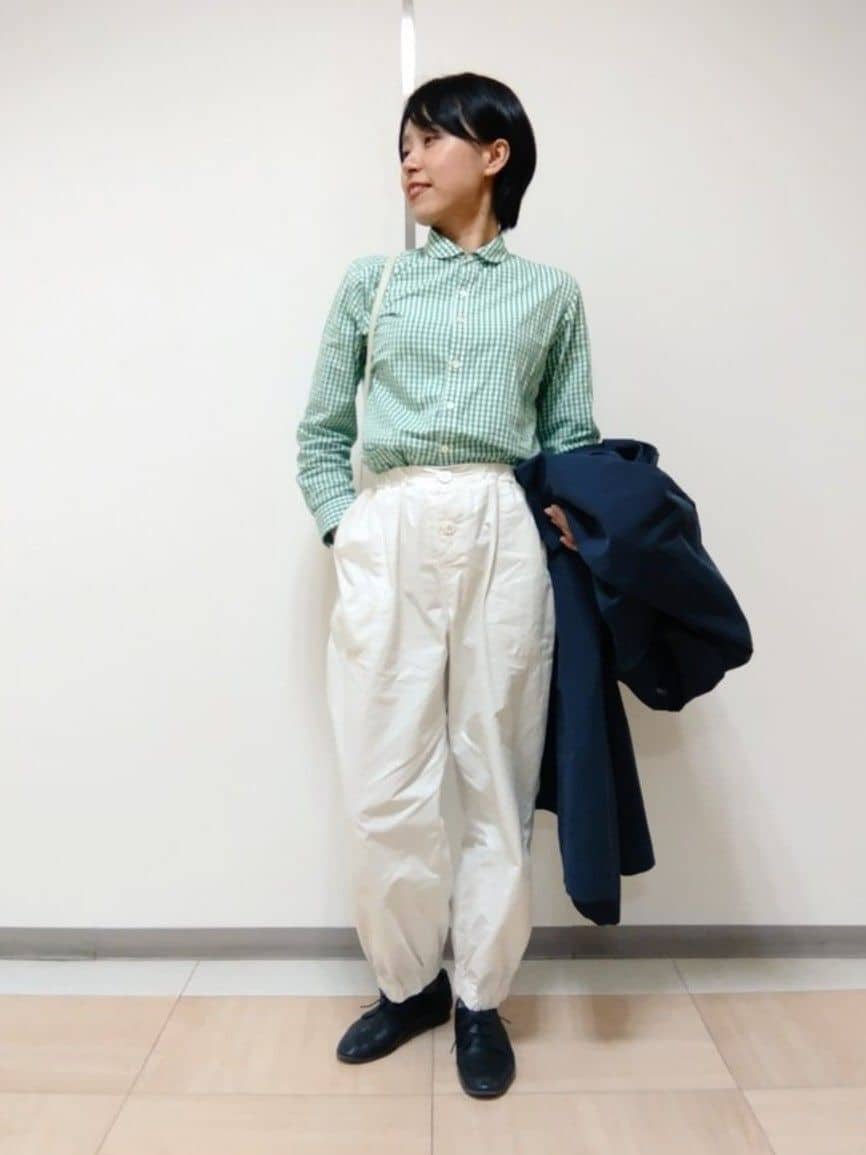 LAURA ASHLEYの【Lサイズあり/日本製/ワンマイルウエア】丸衿ロゴ刺しゅうシャツを使ったコーディネートを紹介します。｜Rakuten Fashion(楽天ファッション／旧楽天ブランドアベニュー)3894518