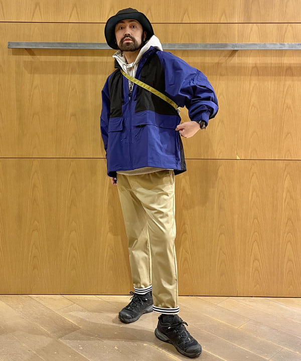 BEAMS OUTLETのBEAMS / 2トーン ナイロン テック ジャケットを使ったコーディネートを紹介します。｜Rakuten Fashion(楽天ファッション／旧楽天ブランドアベニュー)3900696