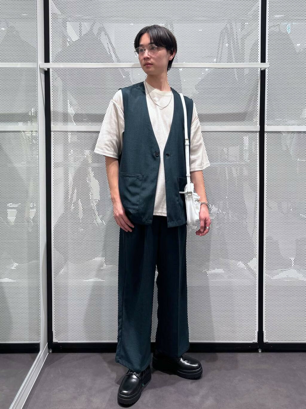 LAKOLEのジップショルダーバッグを使ったコーディネートを紹介します。｜Rakuten Fashion(楽天ファッション／旧楽天ブランドアベニュー)3924102