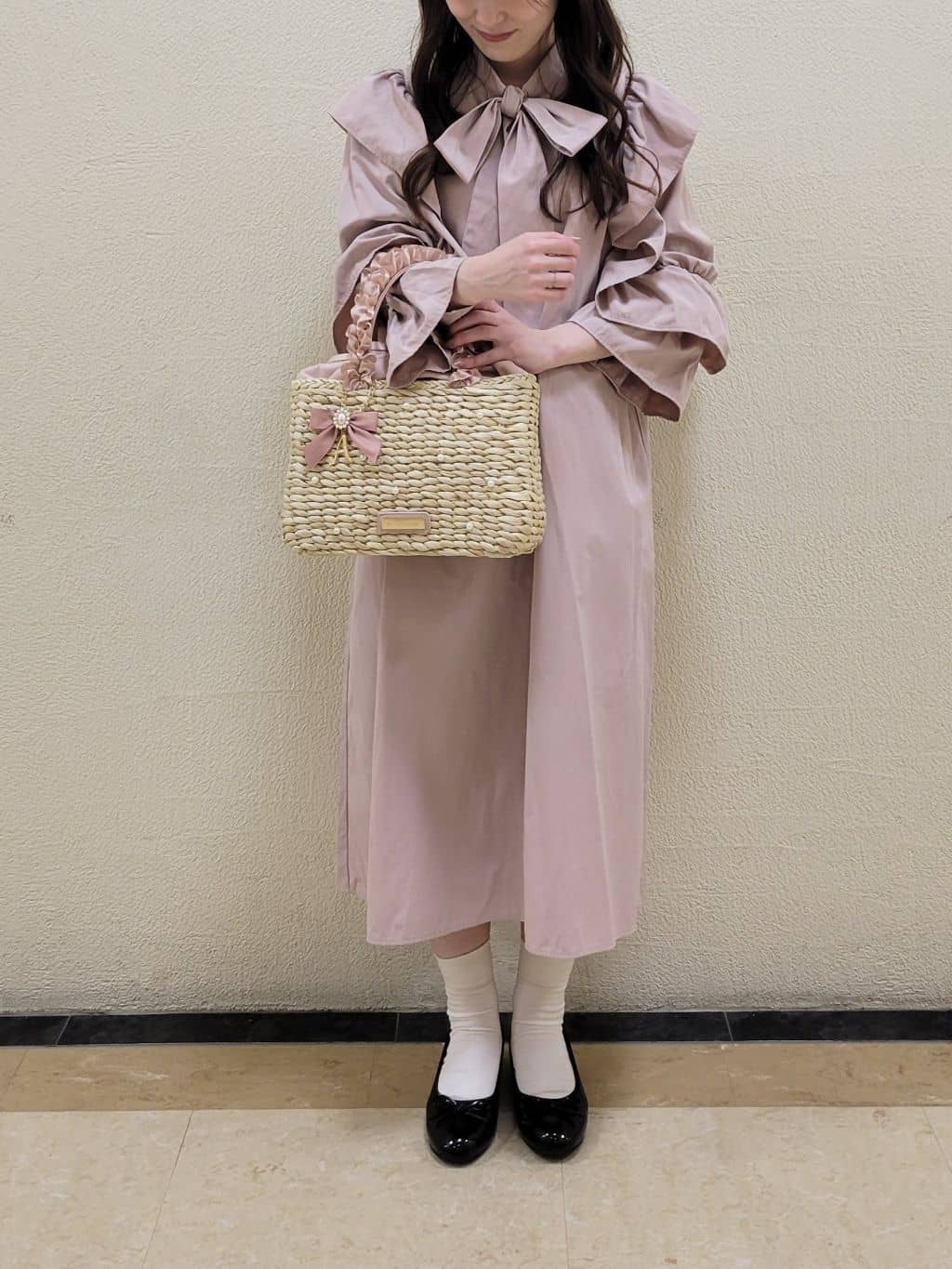 Maison de FLEURのパールフリルハンドルカゴバッグを使ったコーディネートを紹介します。｜Rakuten Fashion(楽天ファッション／旧楽天ブランドアベニュー)3925580