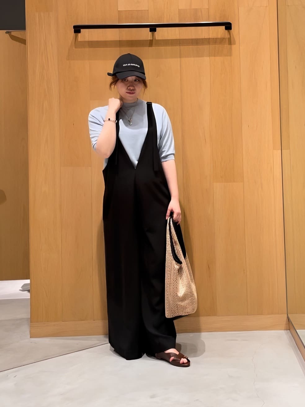 VinのVネックサロペットを使ったコーディネートを紹介します。｜Rakuten Fashion(楽天ファッション／旧楽天ブランドアベニュー)3970325