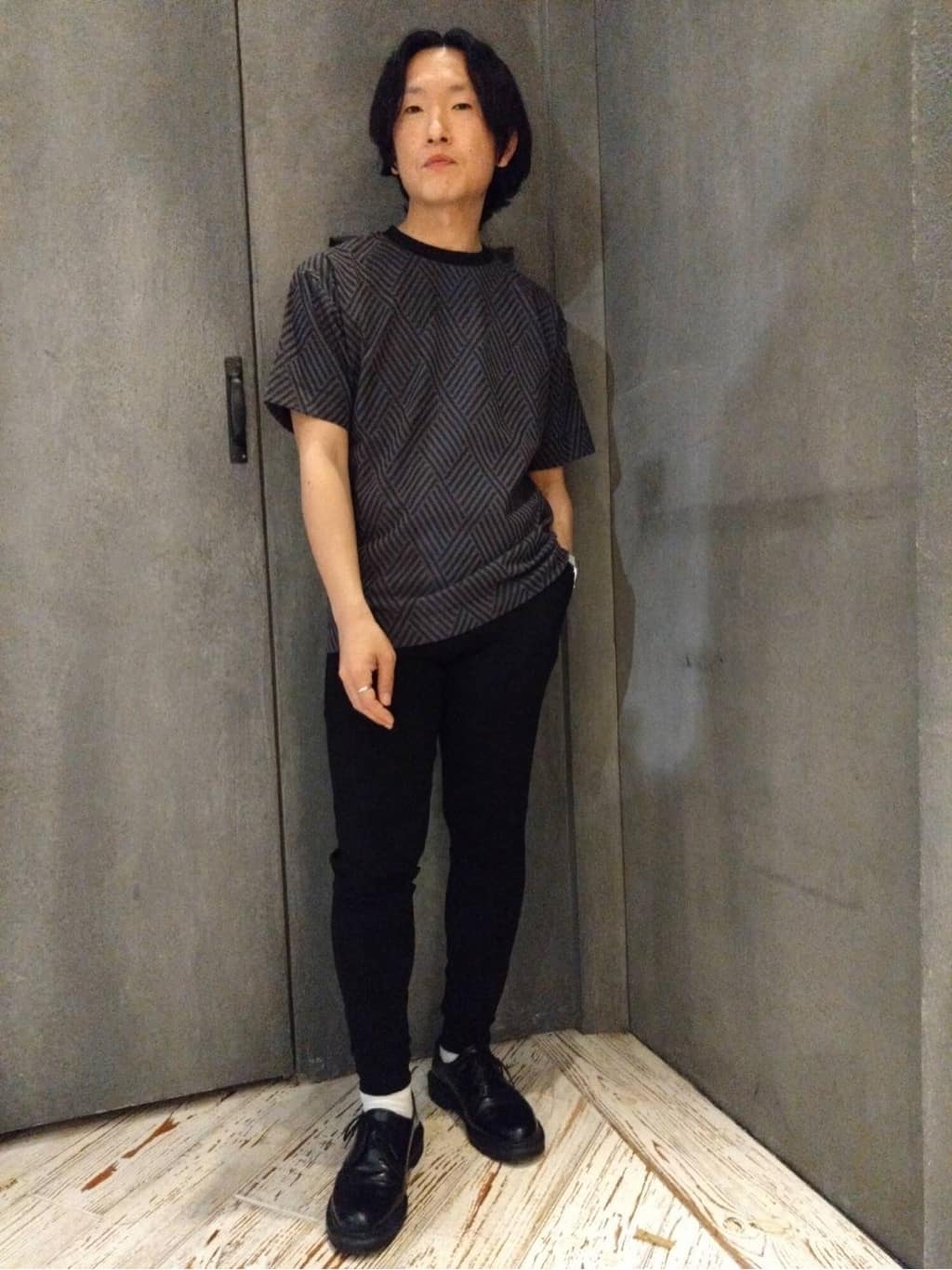MEN'S BIGIの配色ジオメトリックリンク柄スジャガードTシャツを使ったコーディネートを紹介します。｜Rakuten Fashion(楽天ファッション／旧楽天ブランドアベニュー)3972173