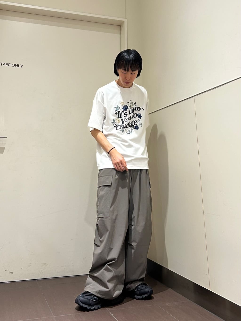 tk.TAKEO KIKUCHIのナイロンワイドカーゴパンツを使ったコーディネートを紹介します。｜Rakuten Fashion(楽天ファッション／旧楽天ブランドアベニュー)3973861