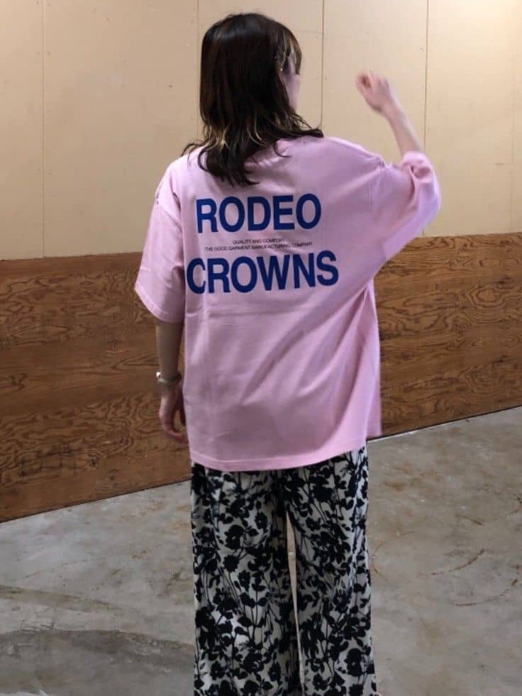RODEO CROWNS WIDE BOWLのCOLOR BACK LOGO Tシャツを使ったコーディネートを紹介します。｜Rakuten Fashion(楽天ファッション／旧楽天ブランドアベニュー)3977651