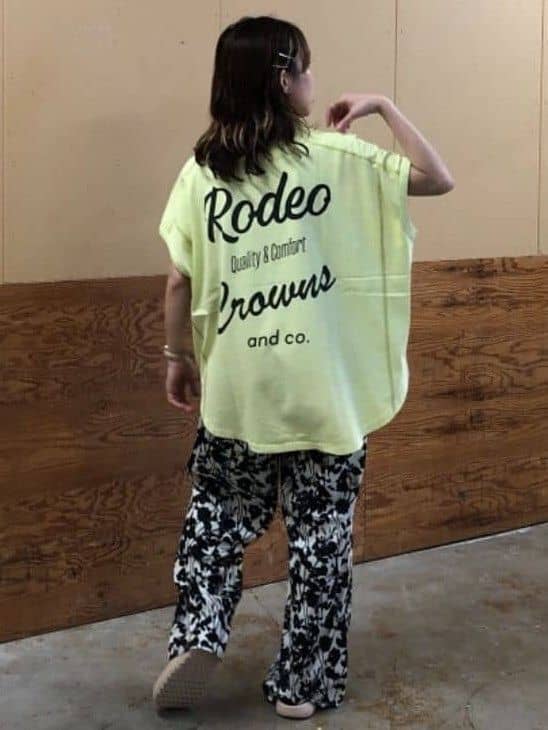 RODEO CROWNS WIDE BOWLのアソートパターンリラックスパンツを使ったコーディネートを紹介します。｜Rakuten Fashion(楽天ファッション／旧楽天ブランドアベニュー)3977659