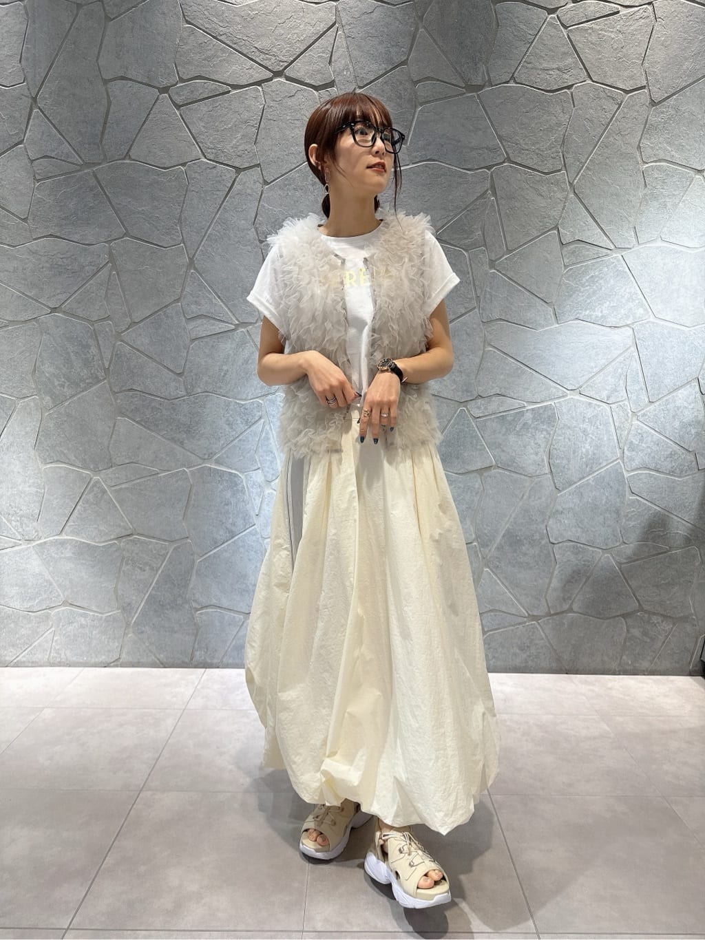 LASUDのチュールフリルジレ(olive)を使ったコーディネートを紹介します。｜Rakuten Fashion(楽天ファッション／旧楽天ブランドアベニュー)3982746