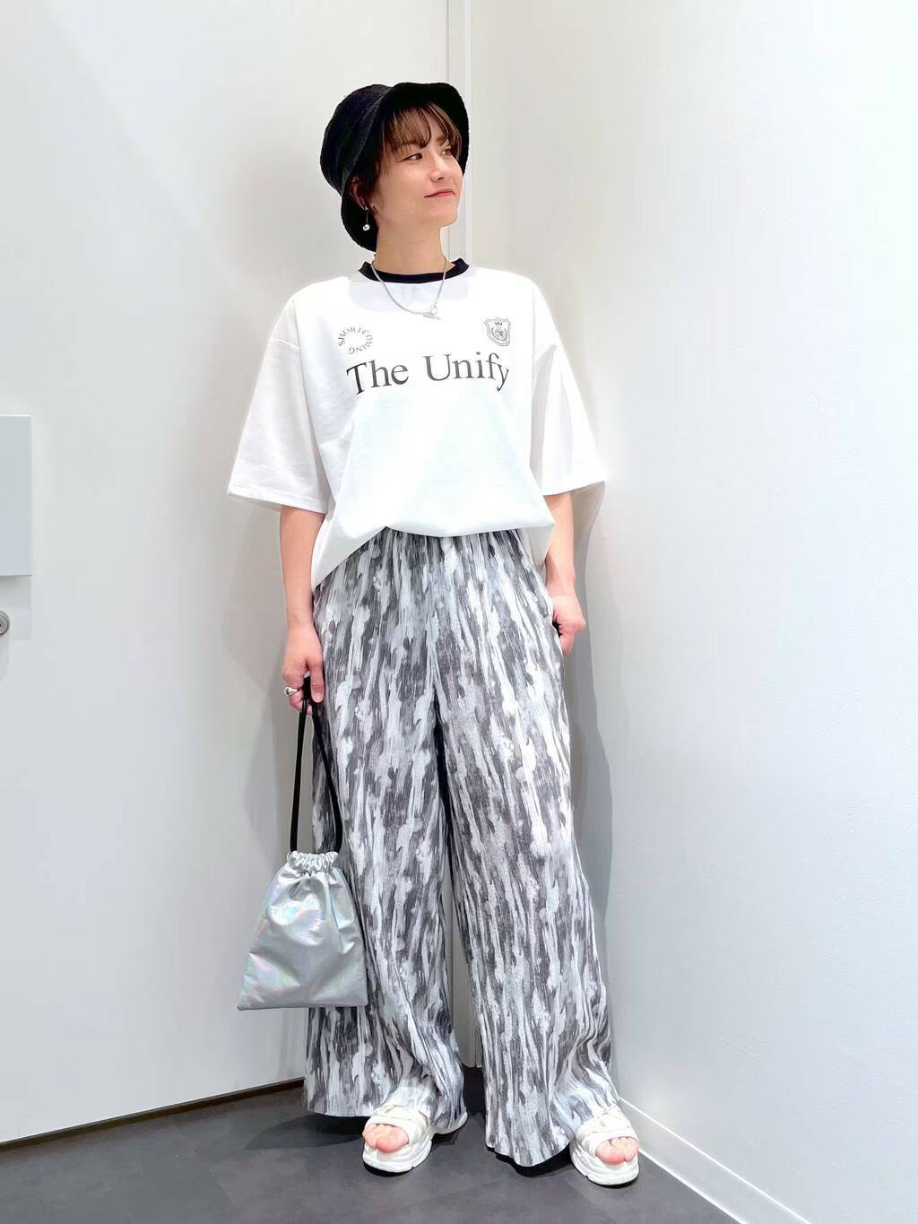 LAKOLEの2WAYクラック巾着ショルダーを使ったコーディネートを紹介します。｜Rakuten Fashion(楽天ファッション／旧楽天ブランドアベニュー)3983032