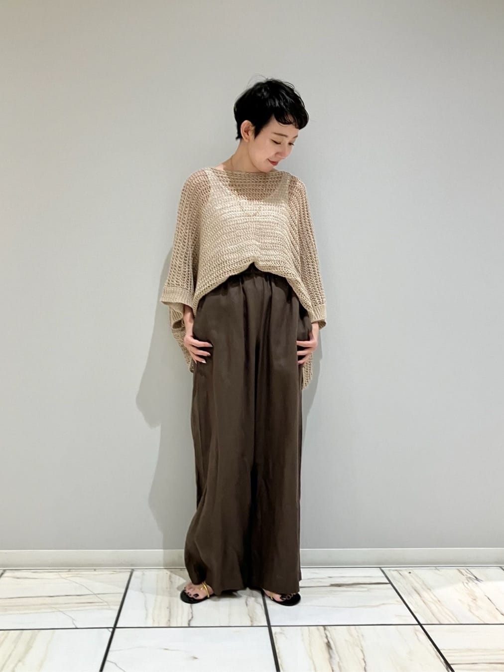 1er Arrondissementのリネンオーバーポンチョニットを使ったコーディネートを紹介します。｜Rakuten Fashion(楽天ファッション／旧楽天ブランドアベニュー)3994611