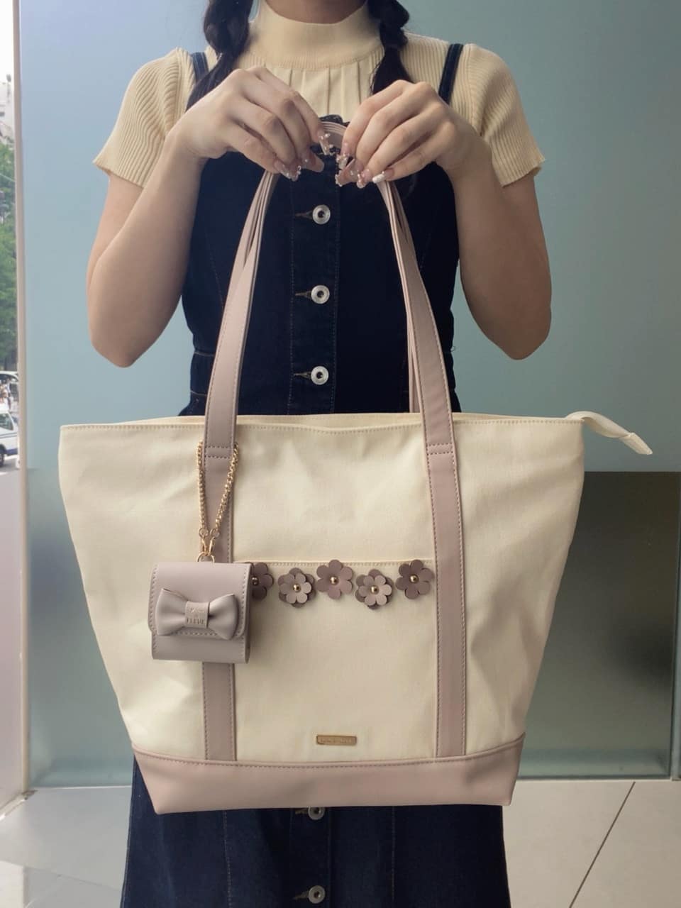 Maison de FLEURのフラワーモチーフトートバッグを使ったコーディネートを紹介します。｜Rakuten Fashion(楽天ファッション／旧楽天ブランドアベニュー)4005211
