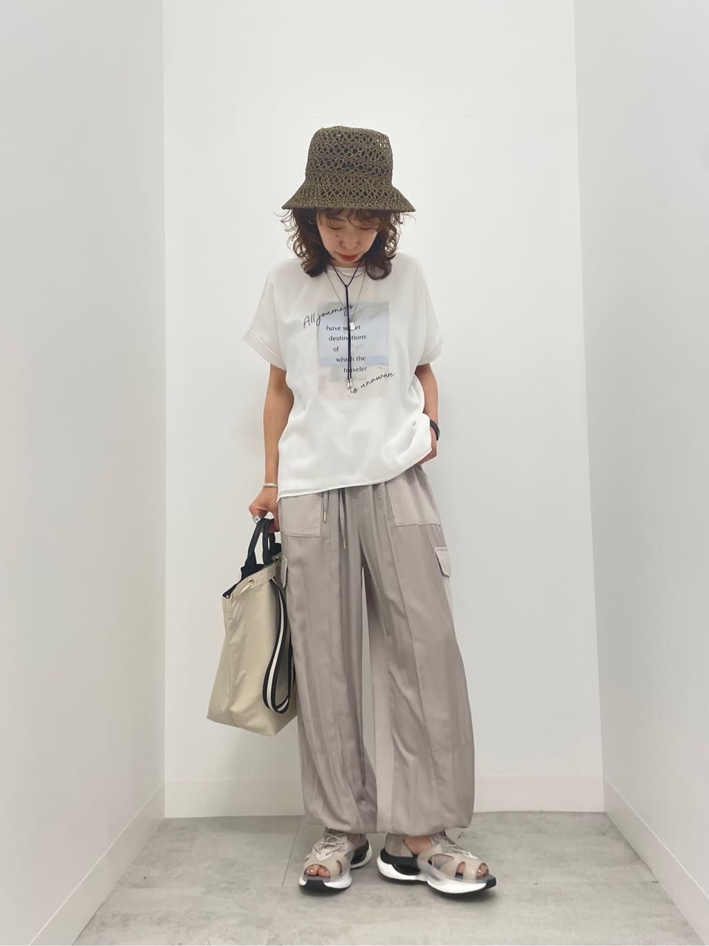 Vinのラインテープ2WAY巾着トートバッグを使ったコーディネートを紹介します。｜Rakuten Fashion(楽天ファッション／旧楽天ブランドアベニュー)4017620