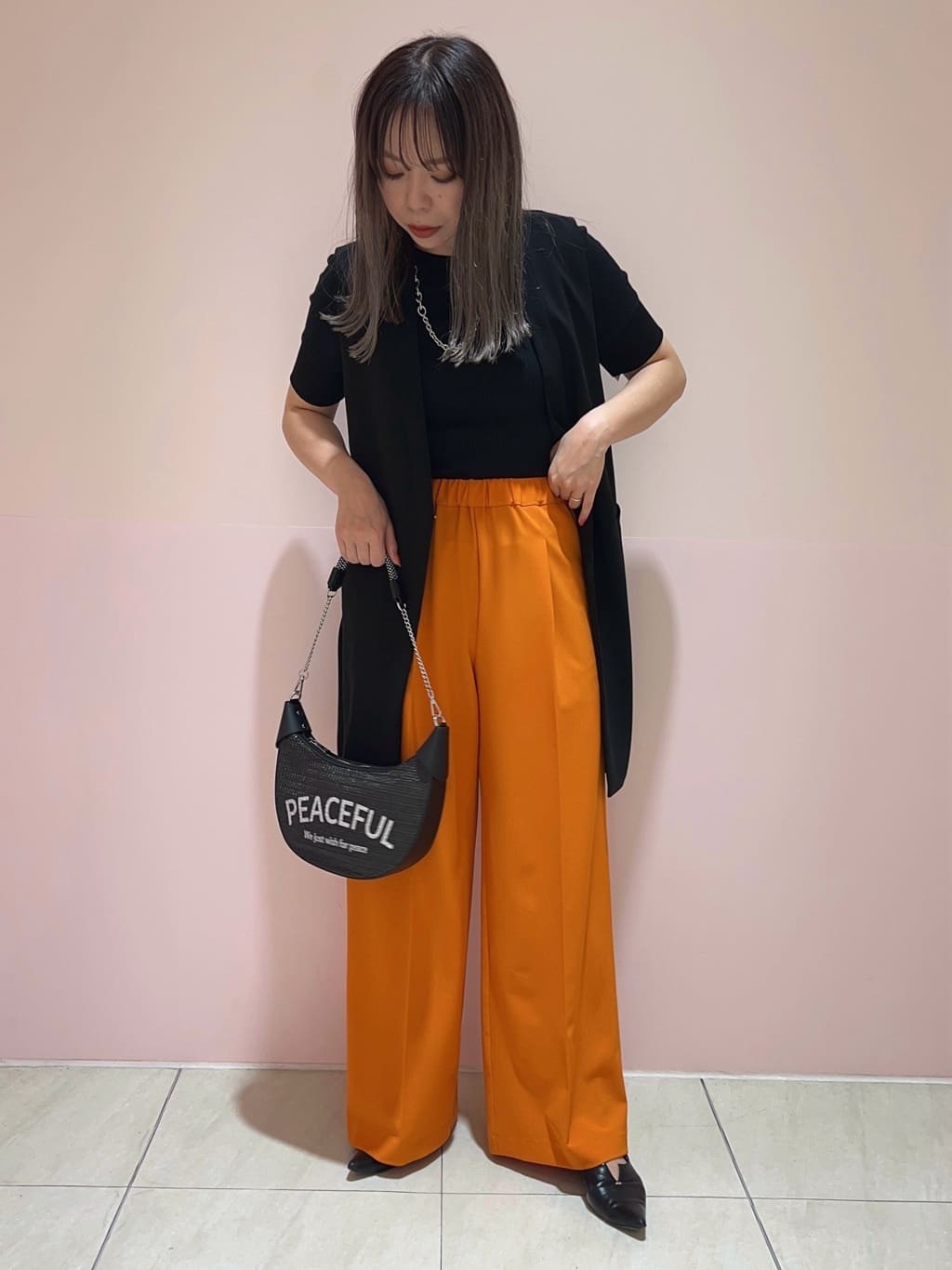 VinのポイントメタルVカットパンプス(white)を使ったコーディネートを紹介します。｜Rakuten Fashion(楽天ファッション／旧楽天ブランドアベニュー)4027377