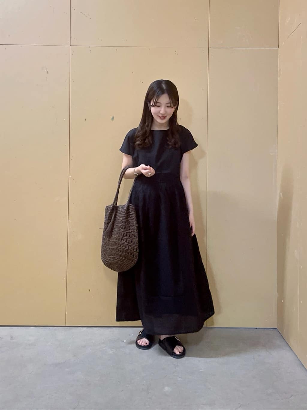 Samansa Mos2のペーパーフリンジバッグを使ったコーディネートを紹介します。｜Rakuten Fashion(楽天ファッション／旧楽天ブランドアベニュー)4028115