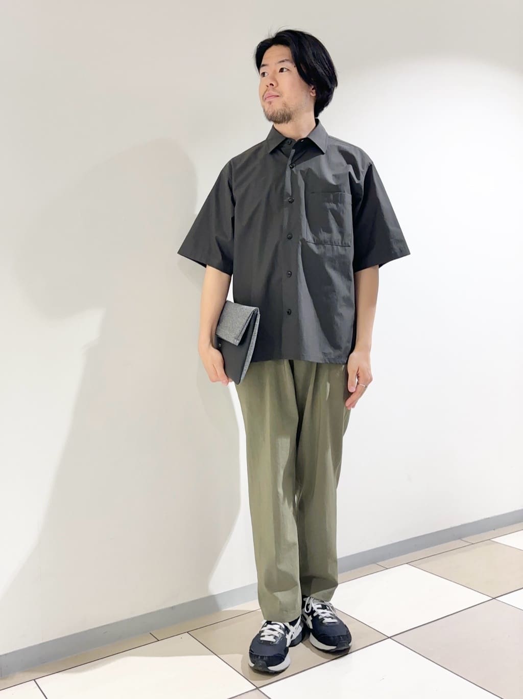 TAKEO KIKUCHIの【THE FLAGSHIP】ウェザークロス シャツを使ったコーディネートを紹介します。｜Rakuten Fashion(楽天ファッション／旧楽天ブランドアベニュー)4038250