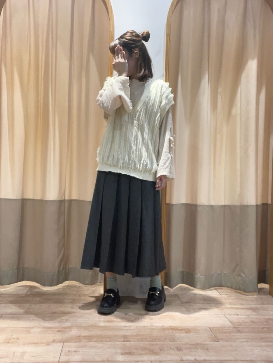 ehka sopoのデニムライクプリーツスカートを使ったコーディネートを紹介します。｜Rakuten Fashion(楽天ファッション／旧楽天ブランドアベニュー)4043653