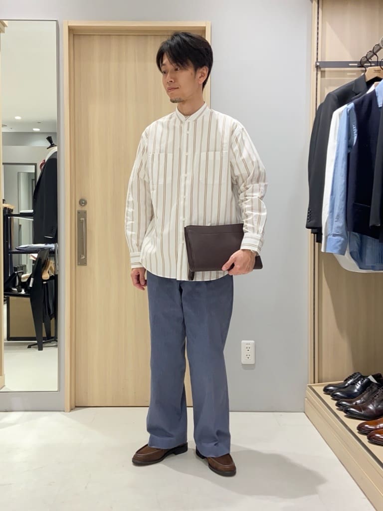TAKEO KIKUCHIの100/2ストライプ バンドカラーシャツを使ったコーディネートを紹介します。｜Rakuten Fashion(楽天ファッション／旧楽天ブランドアベニュー)4056891