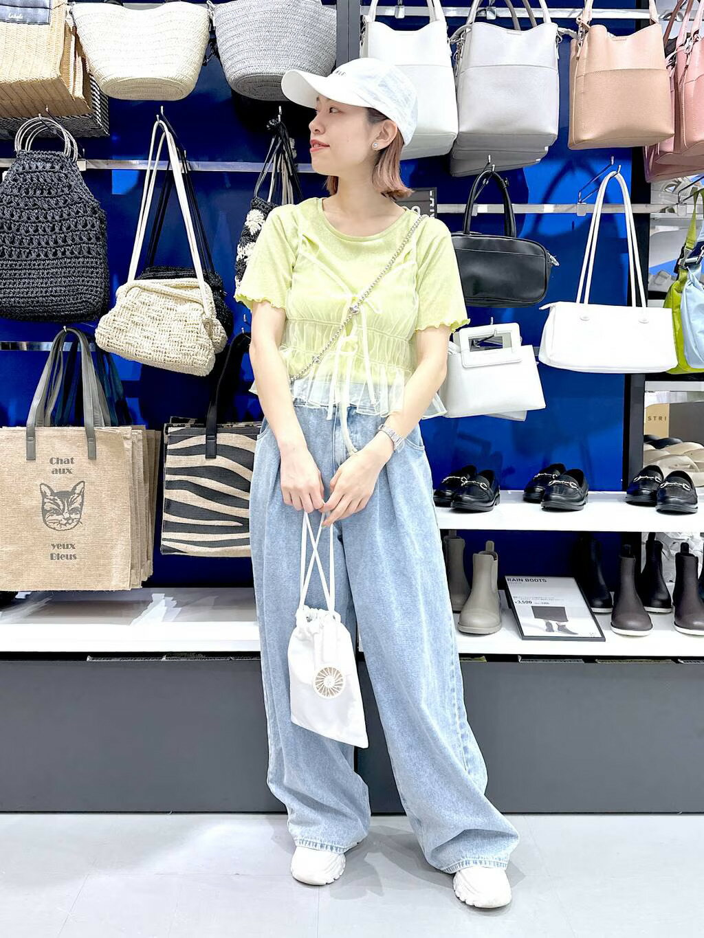 LAKOLEの2WAYクラック巾着ショルダーを使ったコーディネートを紹介します。｜Rakuten Fashion(楽天ファッション／旧楽天ブランドアベニュー)4059584