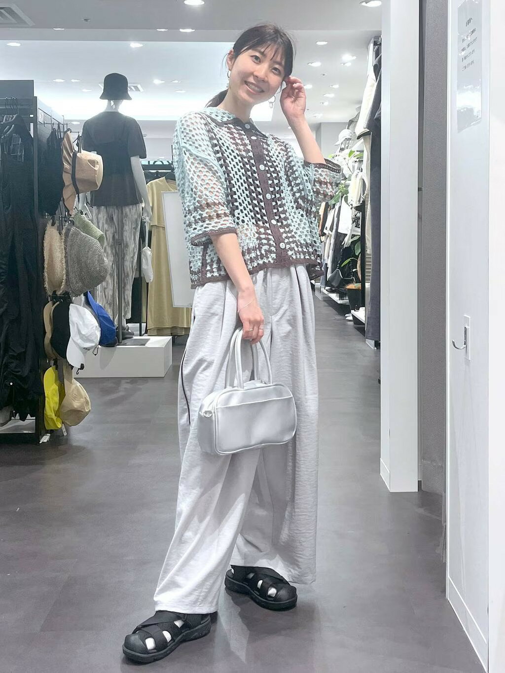 LAKOLEのスクエアボストンショルダーバッグを使ったコーディネートを紹介します。｜Rakuten Fashion(楽天ファッション／旧楽天ブランドアベニュー)4059570