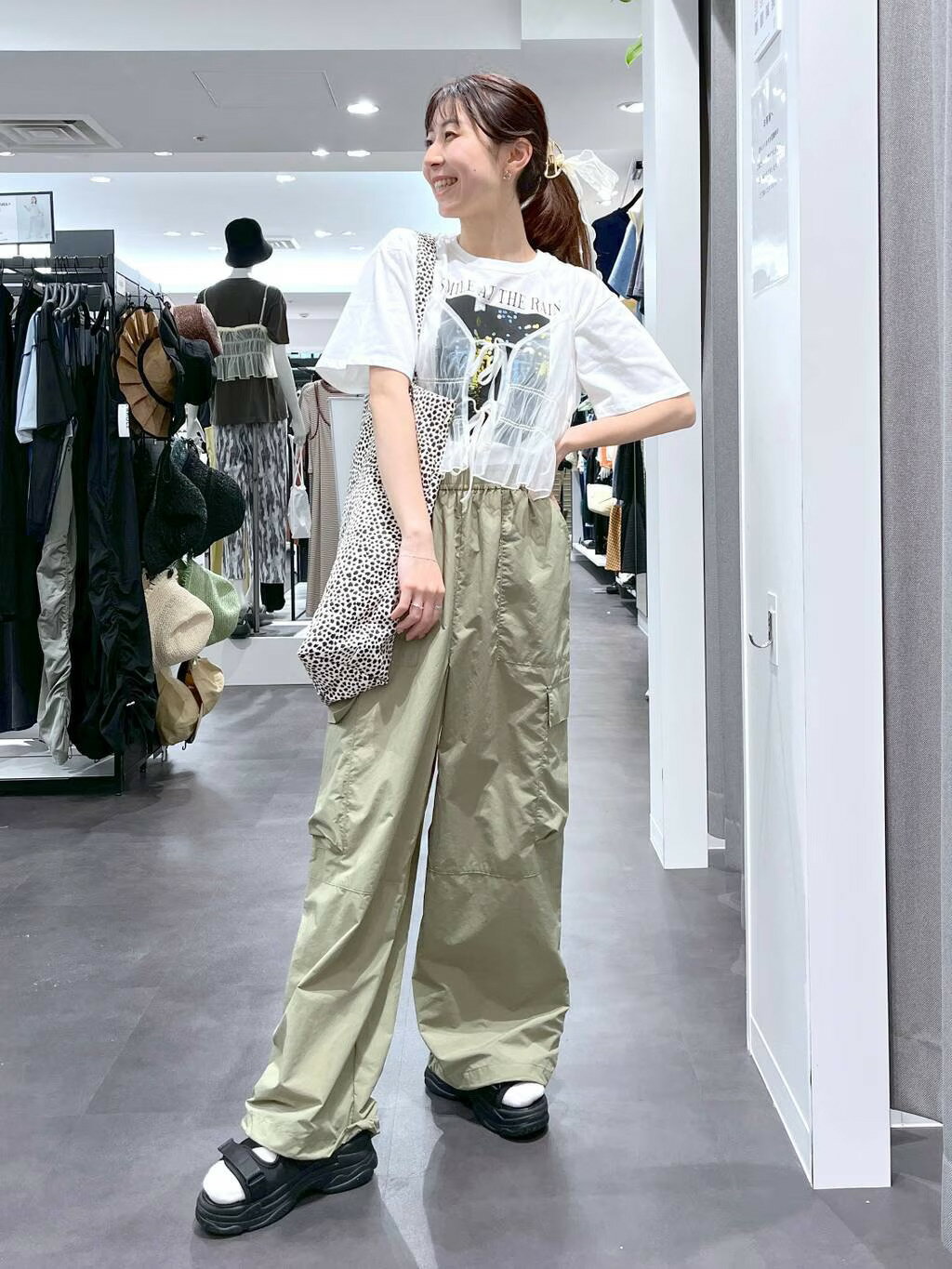 LAKOLEのスクエアビックトートバックを使ったコーディネートを紹介します。｜Rakuten Fashion(楽天ファッション／旧楽天ブランドアベニュー)4059573