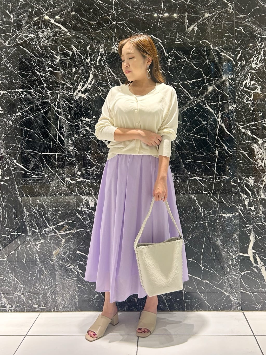 NANO universeのレオファインギャザーフレアスカート(セットアップ可)を使ったコーディネートを紹介します。｜Rakuten Fashion(楽天ファッション／旧楽天ブランドアベニュー)4061085