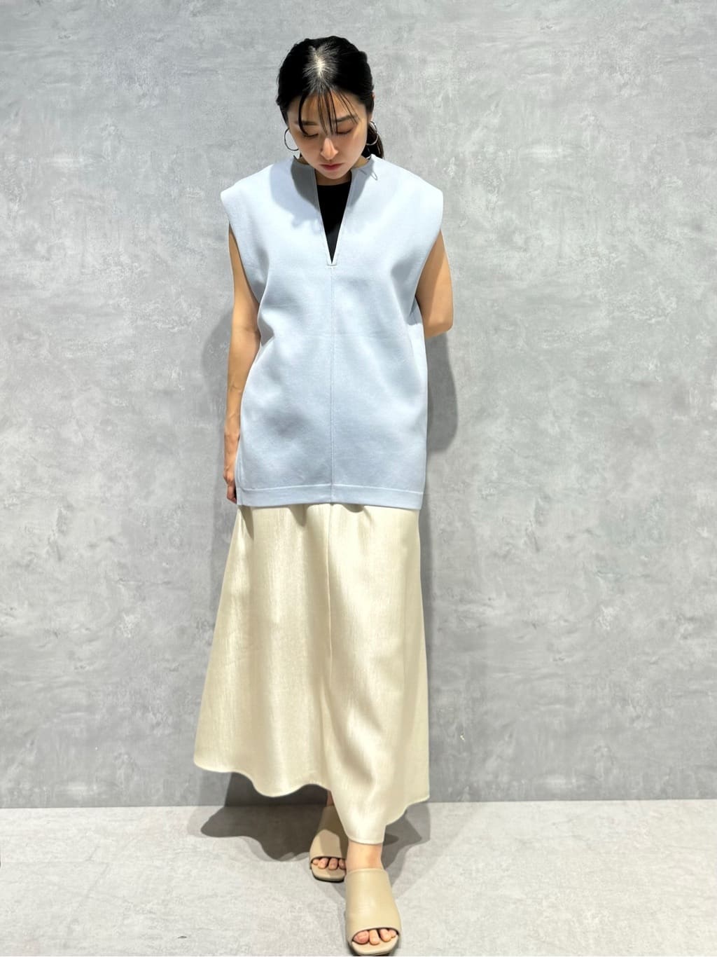 NANO universeのシャイニーサテンロングスカートを使ったコーディネートを紹介します。｜Rakuten Fashion(楽天ファッション／旧楽天ブランドアベニュー)4061663