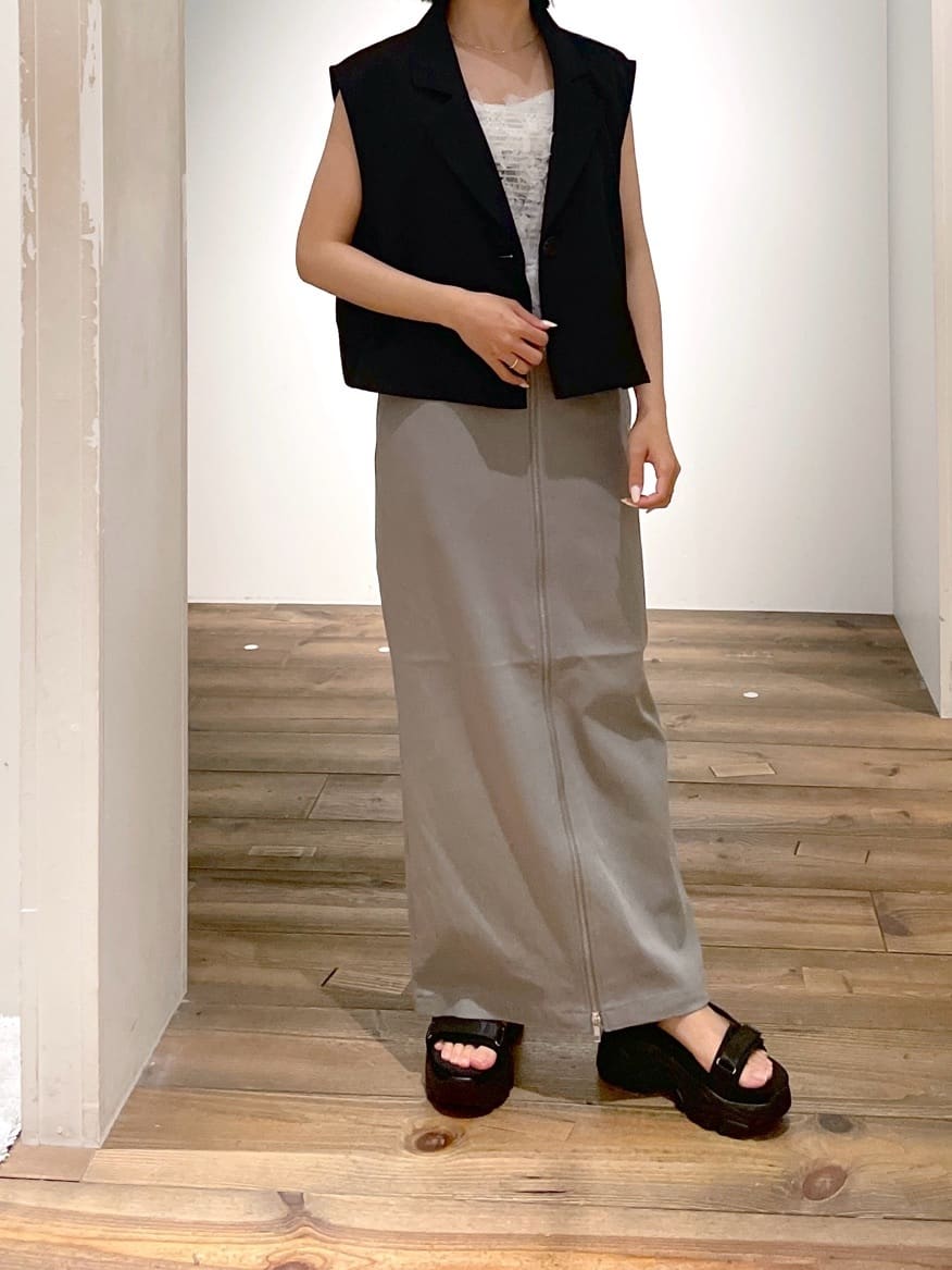 AZUL by moussyのスーパーストレッチ美タイトフロントジップスカートを使ったコーディネートを紹介します。｜Rakuten Fashion(楽天ファッション／旧楽天ブランドアベニュー)4069942