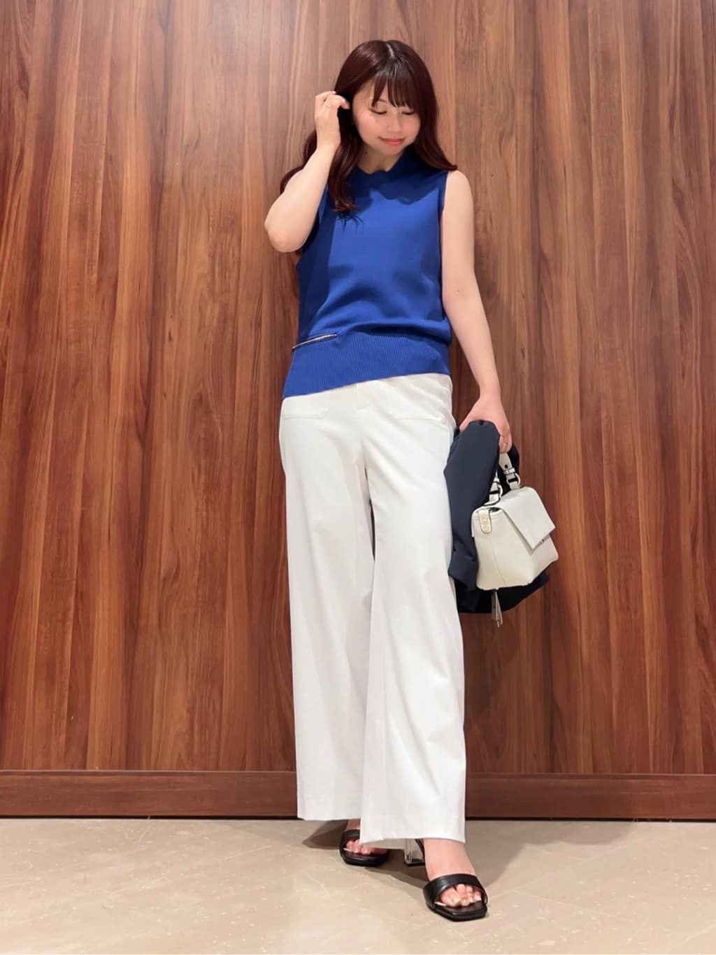 Vinのファスナースリットノースリーブニットトップスを使ったコーディネートを紹介します。｜Rakuten Fashion(楽天ファッション／旧楽天ブランドアベニュー)4070240