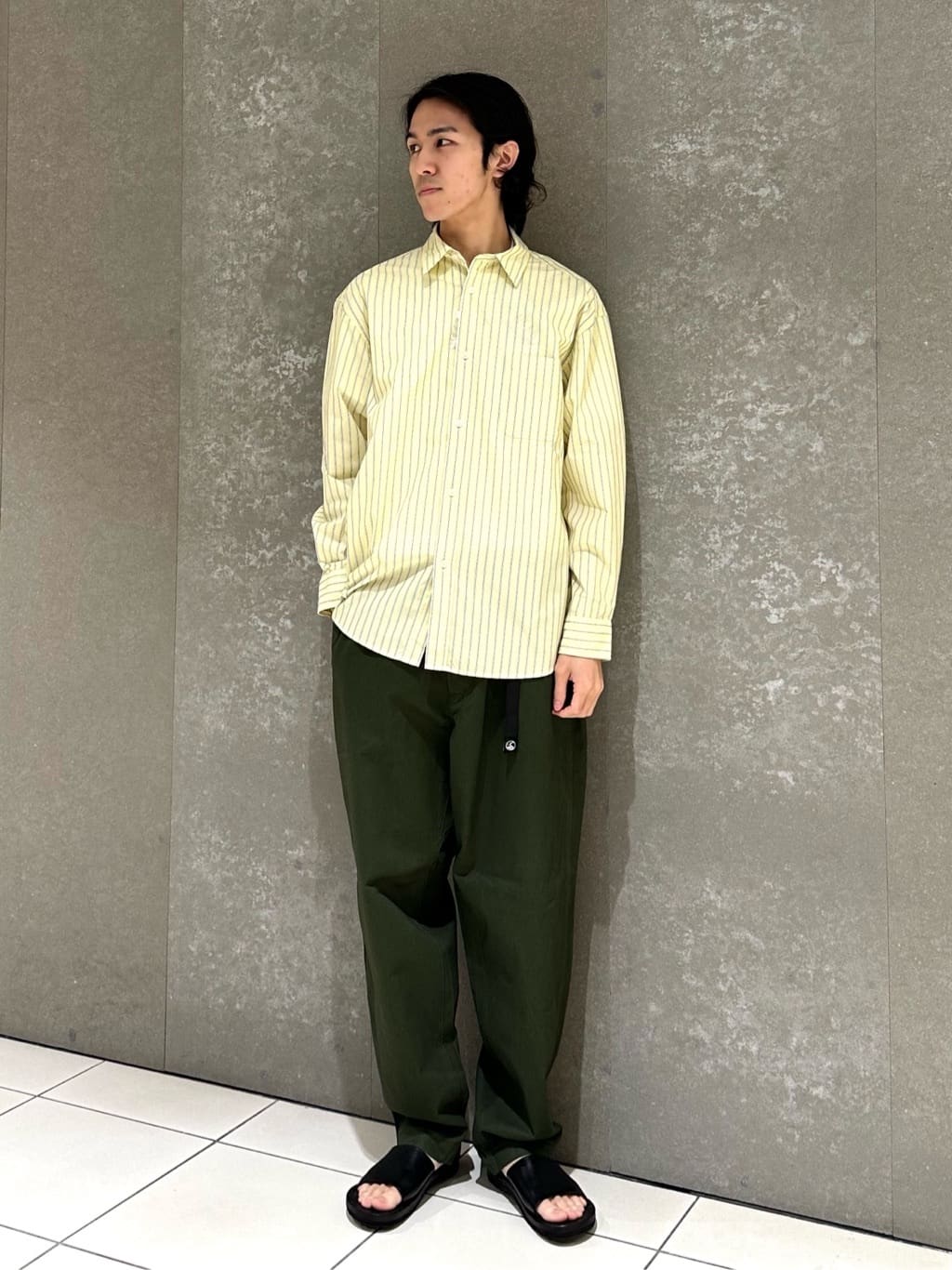 FREAK’S STOREのリラックスフィット カラーストライプ ロングスリーブ レギュラーカラーシャツを使ったコーディネートを紹介します。｜Rakuten Fashion(楽天ファッション／旧楽天ブランドアベニュー)4070625