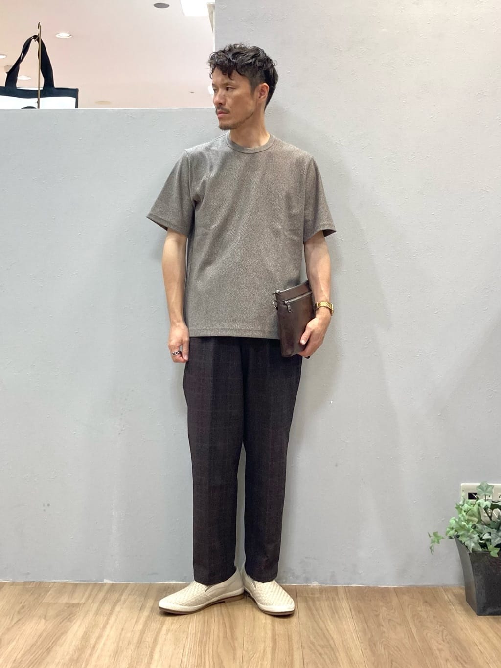 TAKEO KIKUCHIの【尾州織/Made in JAPAN】メランジ Tシャツを使ったコーディネートを紹介します。｜Rakuten Fashion(楽天ファッション／旧楽天ブランドアベニュー)4071688