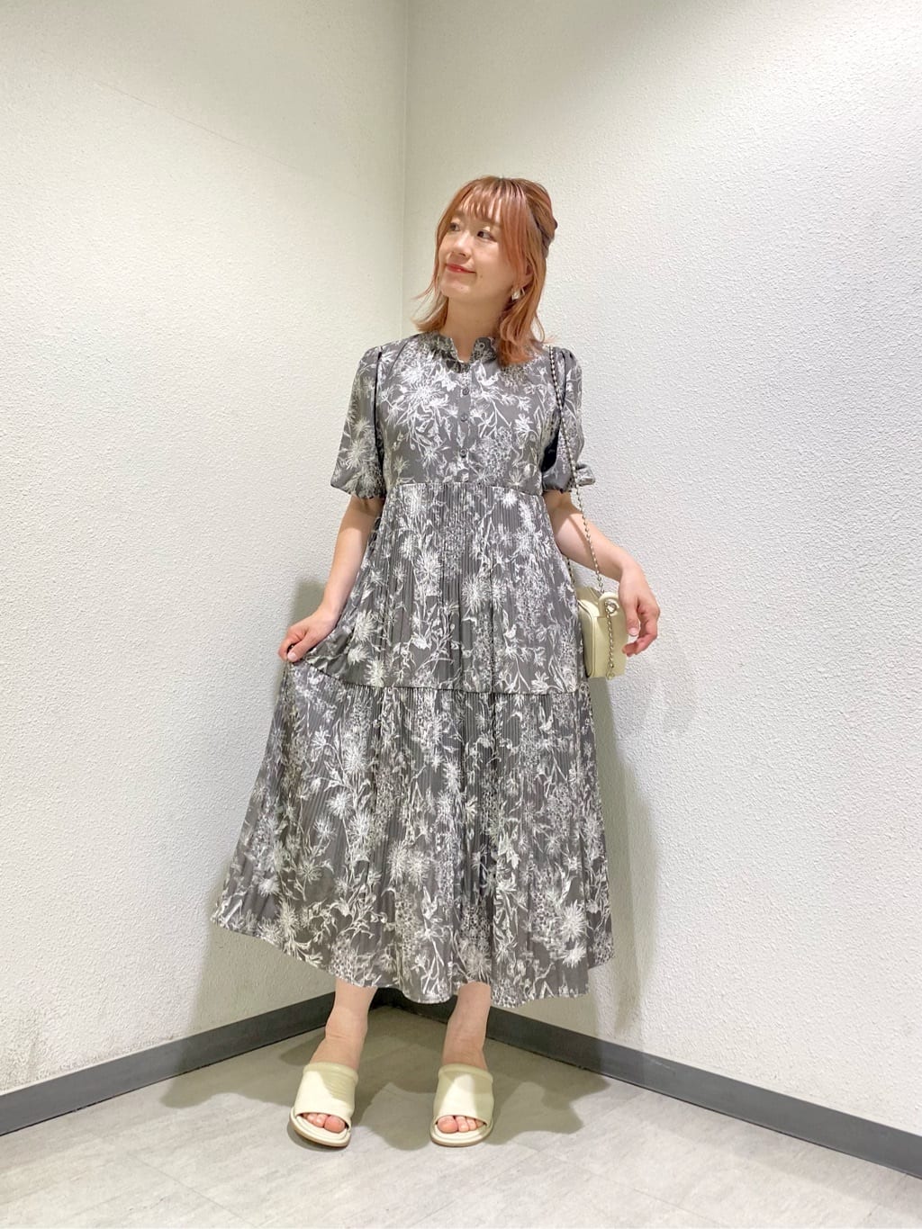 Vinのボールチェーンカウレザーミニバッグを使ったコーディネートを紹介します。｜Rakuten Fashion(楽天ファッション／旧楽天ブランドアベニュー)4072775