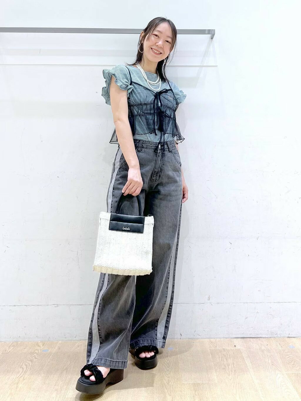 LAKOLEのサイドラインデニムパンツを使ったコーディネートを紹介します。｜Rakuten Fashion(楽天ファッション／旧楽天ブランドアベニュー)4074905