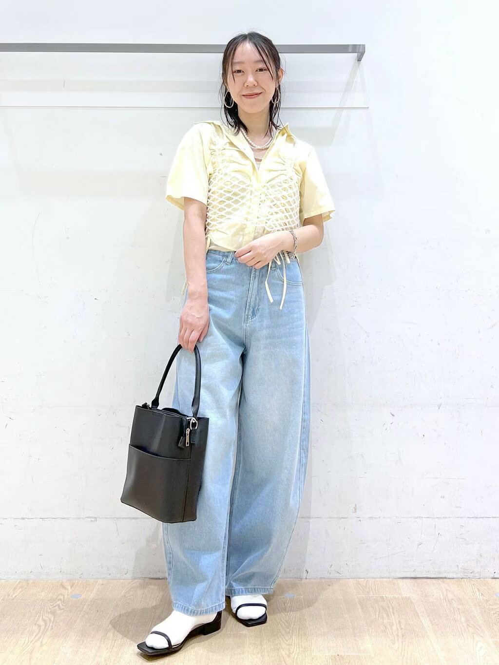 LAKOLEのワンハンドル2WAYスクエアバッグ3を使ったコーディネートを紹介します。｜Rakuten Fashion(楽天ファッション／旧楽天ブランドアベニュー)4074894